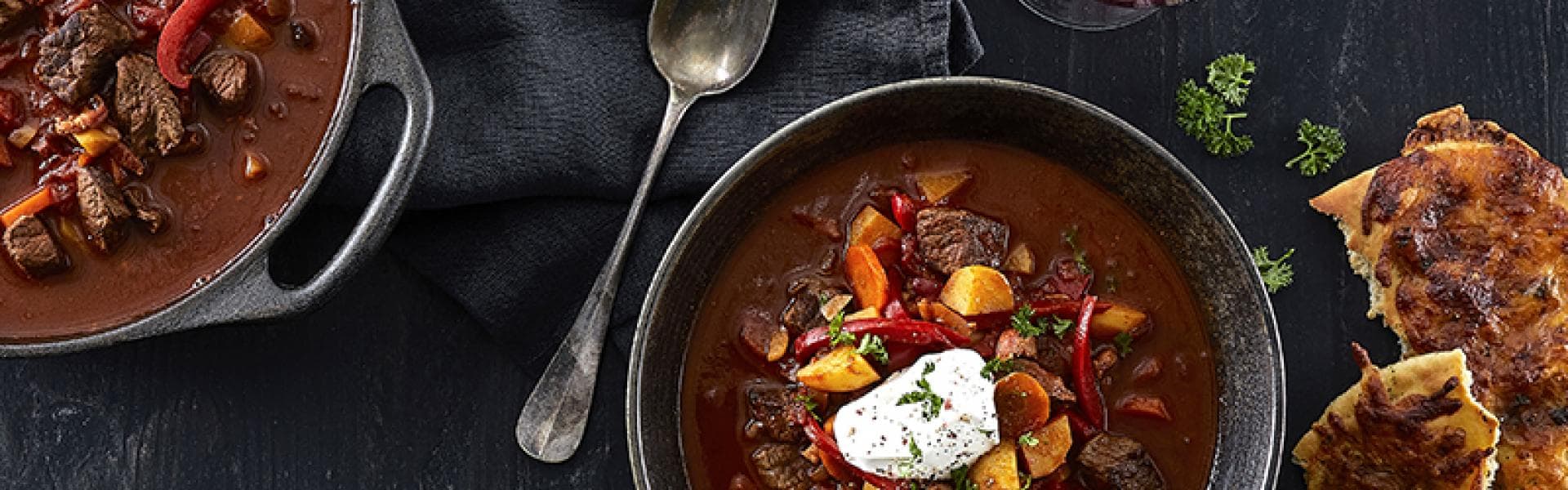 Ungarsk gullaschsuppe med madbrød